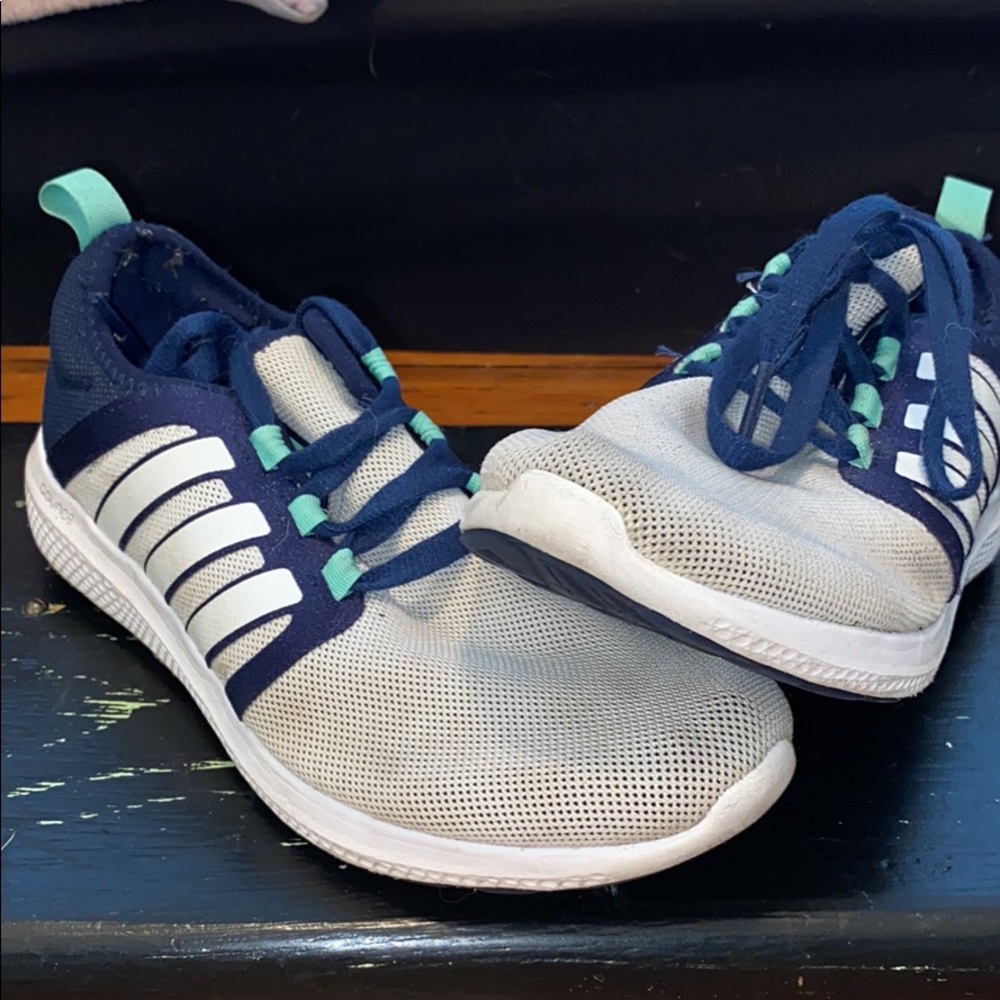 Tennis shoes